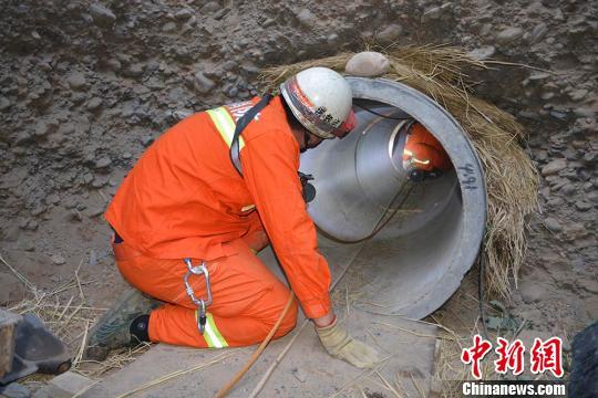 由于管道直径只有80厘米，空间狭小，只能容纳1名瘦小的战士将土方向后清理。 刘臣 摄