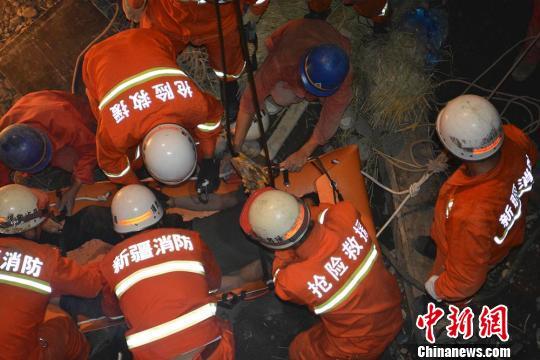 经过近3小时30分钟的救援，被困工人被成功救援出。刘臣摄