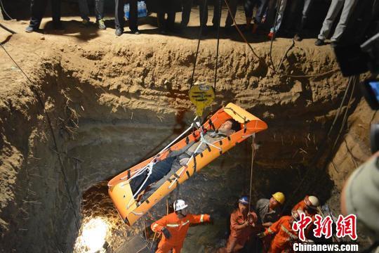 现场经过120医护人员的现场检查和输液后被送至医院进行救治。刘臣 摄