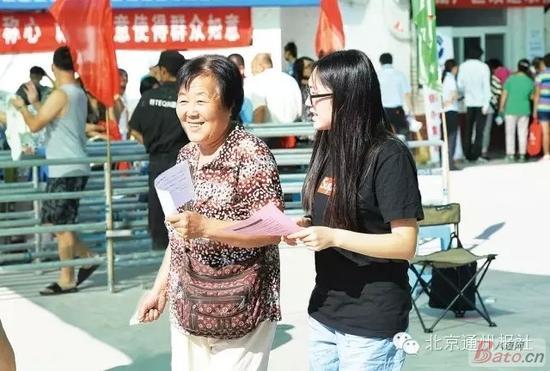 前往签约现场的居民。