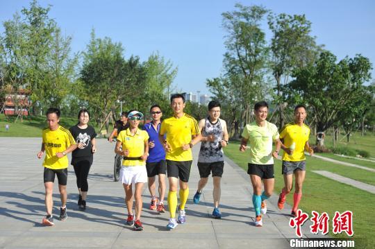 成都男子24小时绕湖77圈完成160公里长跑