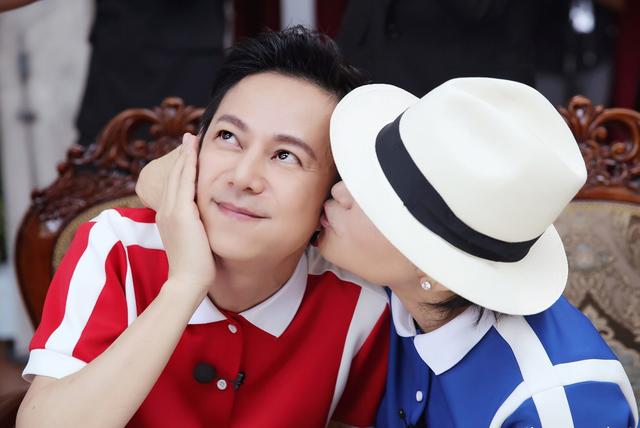 女神林青霞主动偷吻何炅 男方得意偷笑