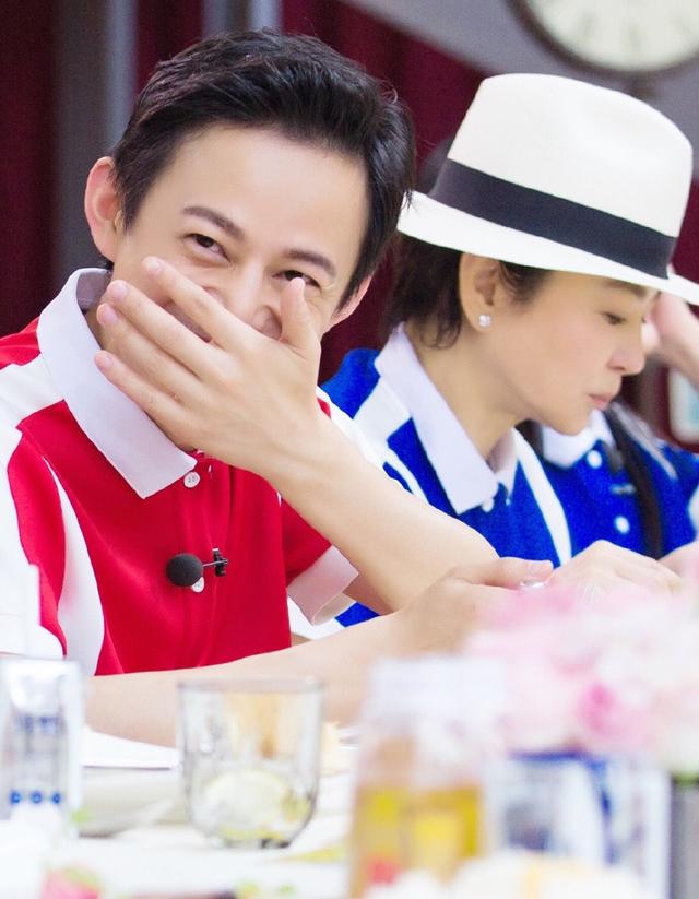 女神林青霞主动偷吻何炅 男方得意偷笑