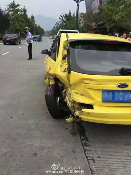 四川都江堰一轿车冲进人行道 护栏被冲出十余米
