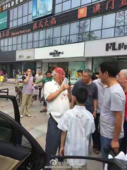 四川都江堰一轿车冲进人行道 护栏被冲出十余米