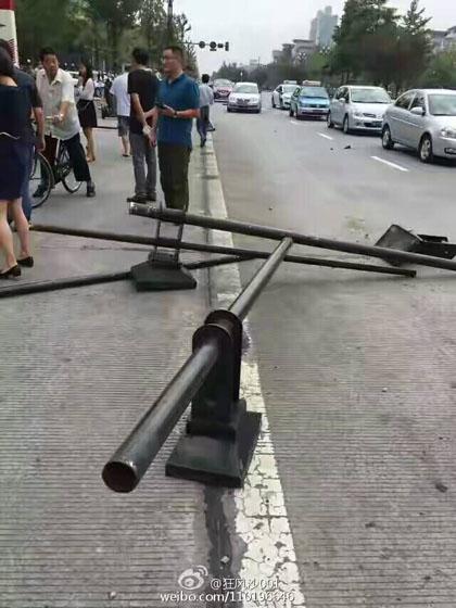 四川都江堰一轿车冲进人行道 护栏被冲出十余米