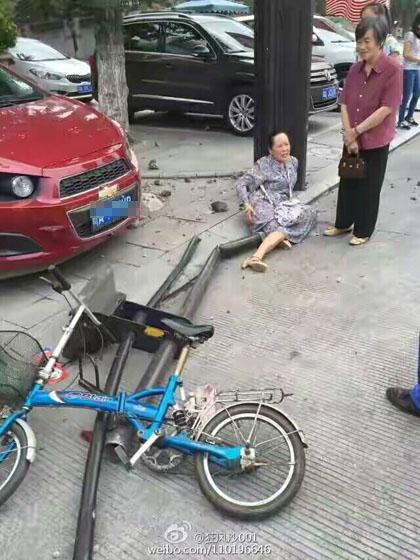 四川都江堰一轿车冲进人行道 护栏被冲出十余米