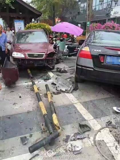 四川都江堰一轿车冲进人行道 护栏被冲出十余米