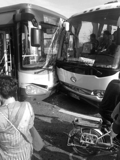 大客撞公交多乘客受伤 车辆急刹伴随一声巨响