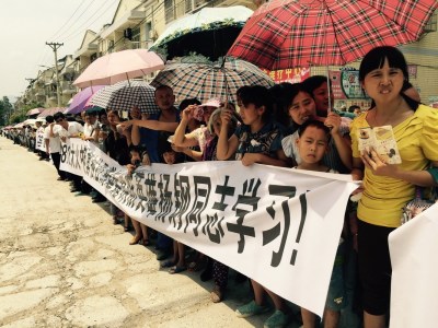 天津爆炸遇难消防员杨钢骨灰被送回故乡