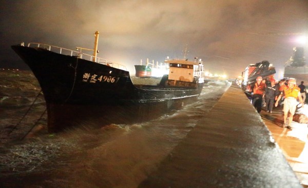 浙江定海一船触礁 5名船员获救