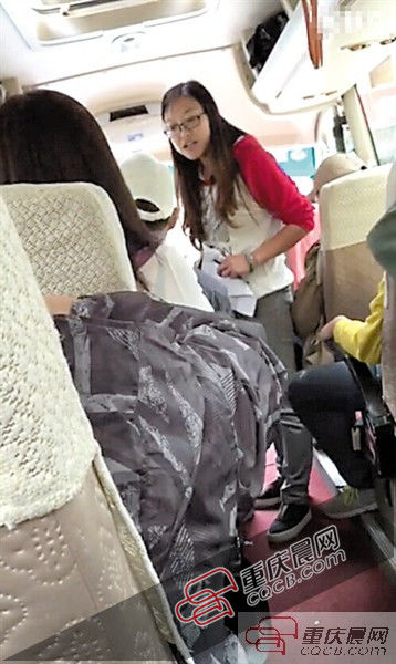 导游在和刘先生争论。视频截图