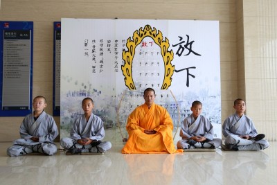 郑州和尚写字楼打坐劝白领放下手机 无人理