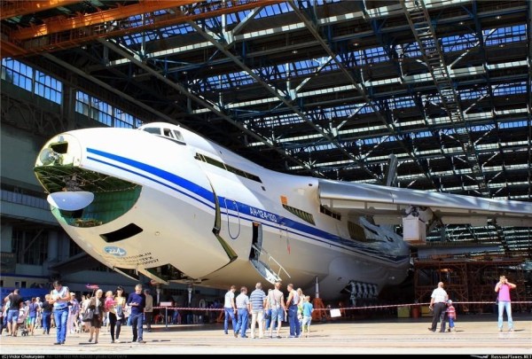 安124大运机鼻雷达难得一见