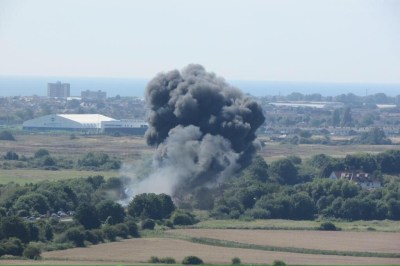 英国飞机表演翻转时坠落 与汽车相撞致7人死