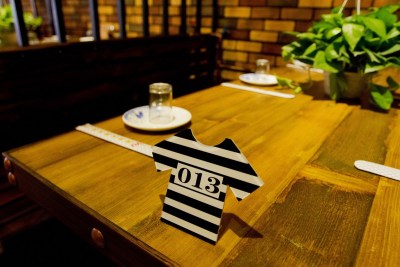 吉林现监狱主题饭店 笼中就餐配