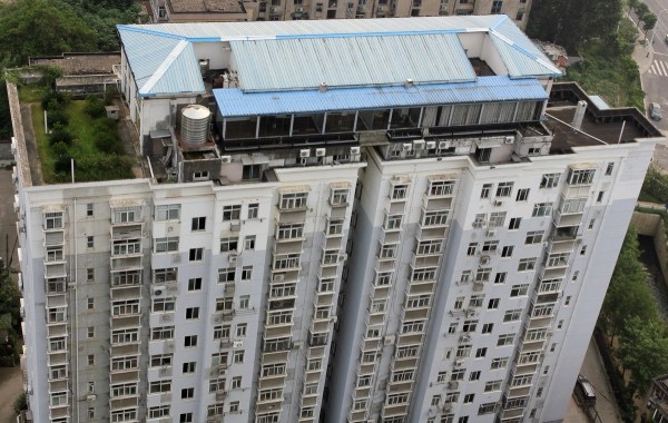 武汉物业楼顶违建达十年 城管称已过验收