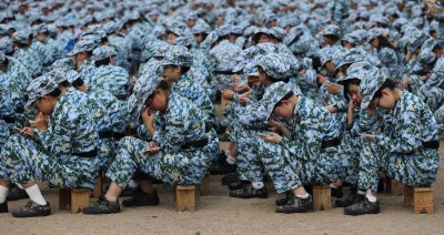 北京大学新生军训团现“低头族”