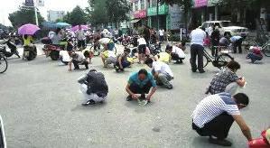 ​​​​​​陕西近百人马路上捡