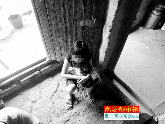 2013年6月8日，12岁女孩思思(化名)和她刚满月的女儿