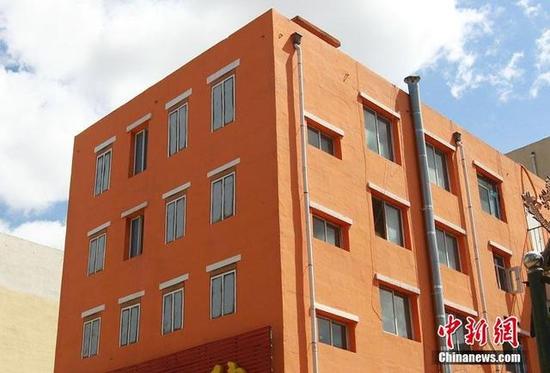 吉林一养老院墙上画出10扇窗户