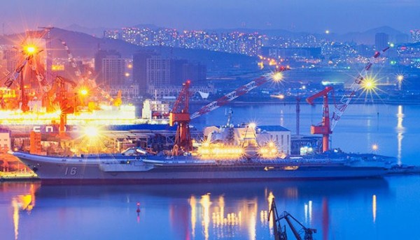 网拍夕阳及夜幕下的辽宁舰美如画