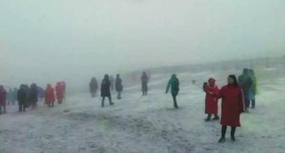 长白山受台风影响首次8月降雪 实现四季飘雪