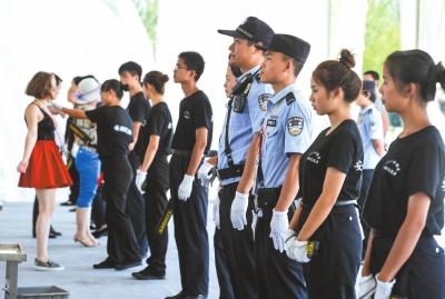 “鸟巢”安检口 民警全天值守