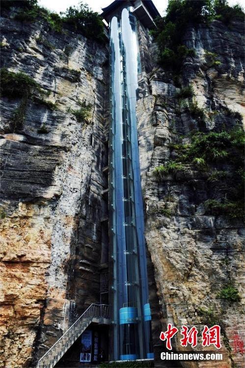 湖北现88米观光电梯 夹在两座山体狭缝绝壁间(图)