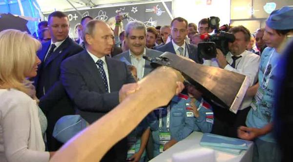 普京手持飞斧亮相航展 成最诡异空战利器