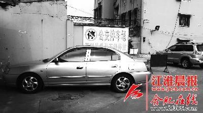 合肥私家车占位停车场 公交车有家难回