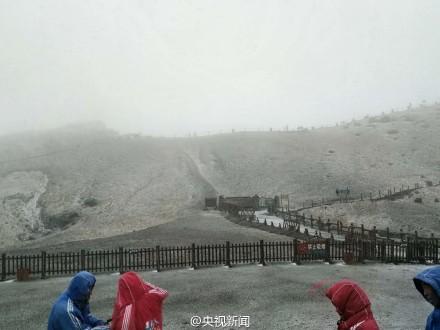 长白山8月飘雪