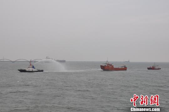 河北曹妃甸开展海上搜救与溢油联合演习(图)