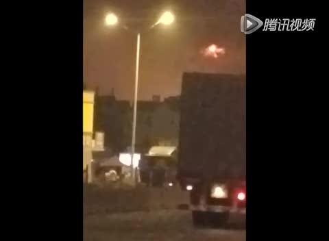 青岛市黄岛区一仓库起火  火光冲天截图