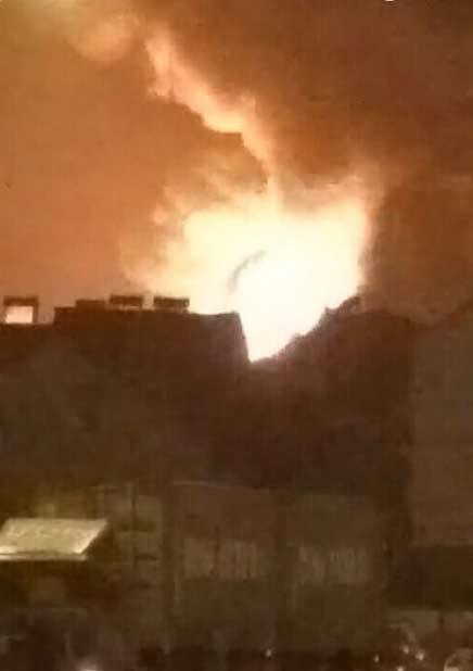 青岛市一仓库起火浓烟滚滚 火苗有十几米高