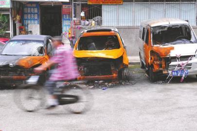 三辆僵尸车凌晨着火吓坏居民 有辆车还装煤气罐