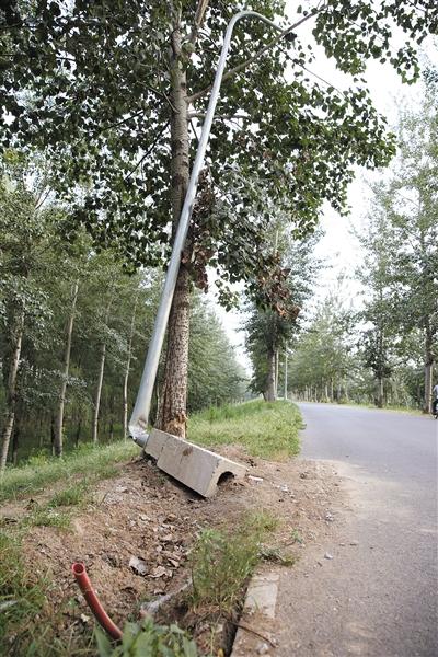 北京通州300余盏路灯一年未亮 官方称修不起