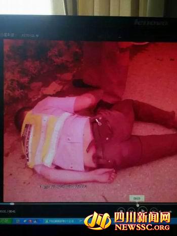 四川一套牌车司机暴力抗拒检查撞飞两名交警（图）