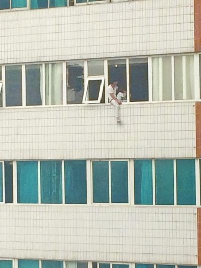 男子养儿子5年发现非亲生 抱孩子欲从21楼跳下