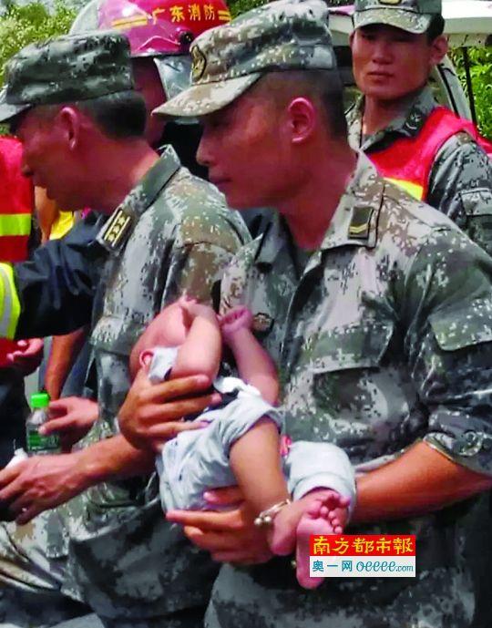 救援战士从客车中救出的一名婴儿。