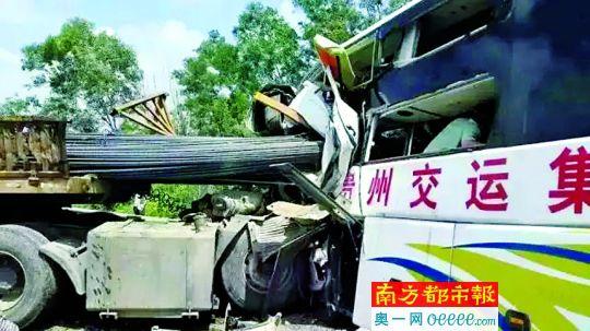 货车所载钢筋插入客车车头,客车车头损毁严重。