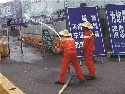 工作人员正在喷水击退蜜蜂。