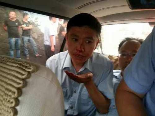 陕西19名法官警察山西执法遭围攻 警车被扣(图)