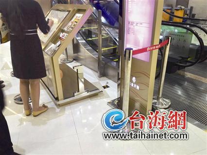 厦门7岁女孩自动扶梯旁被电倒 四肢抽搐(图)