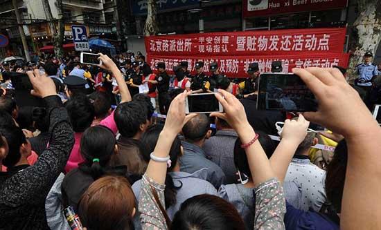 贵阳警方押解盗抢嫌犯供市民指认 鼓励群众举报