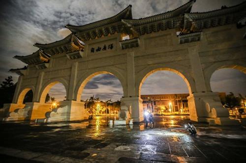 台湾男子在中正纪念堂自由广场前自焚(图)