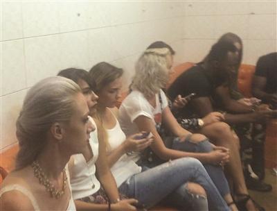 酒吧非法聘老外玩噱头:黑人站岗 金发靓女助阵