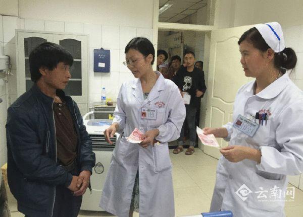 瘫痪女救护车产下三胞胎 医护人员先救命后捐款