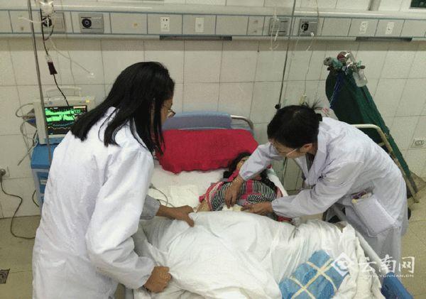 瘫痪女救护车产下三胞胎 医护人员先救命后捐款