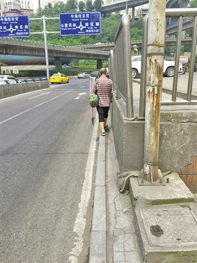“最窄人行道”10厘米宽 路人不妨绕行